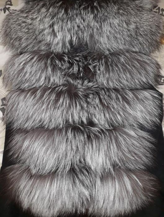 Жилетка натуральная ,чернобурка ,большой капюшон