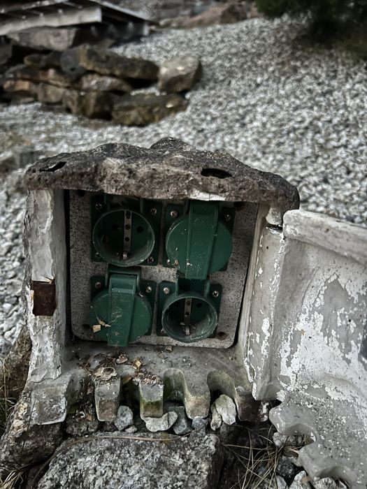 Ozdobny kamien z gniazdkami do ogrodu