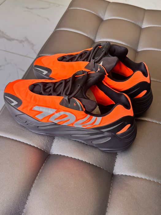 Adidas Yeezy
Boost 700 Mnvn Orange FV3258