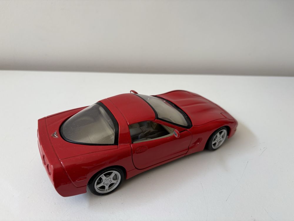 Model Chevrolet Corvette 1:24 Maisto (bburago welly)