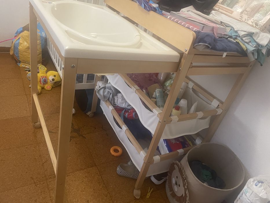 Muda fraldas com banheira