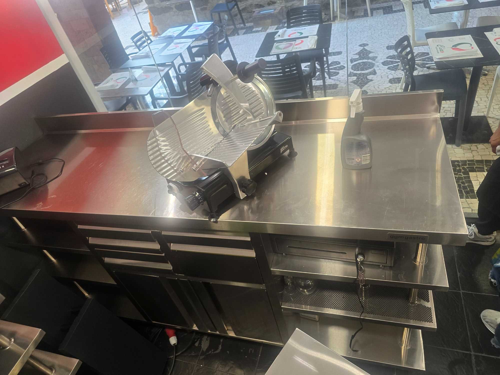 Vendo mesa de café de inox ,como nova com  2metros