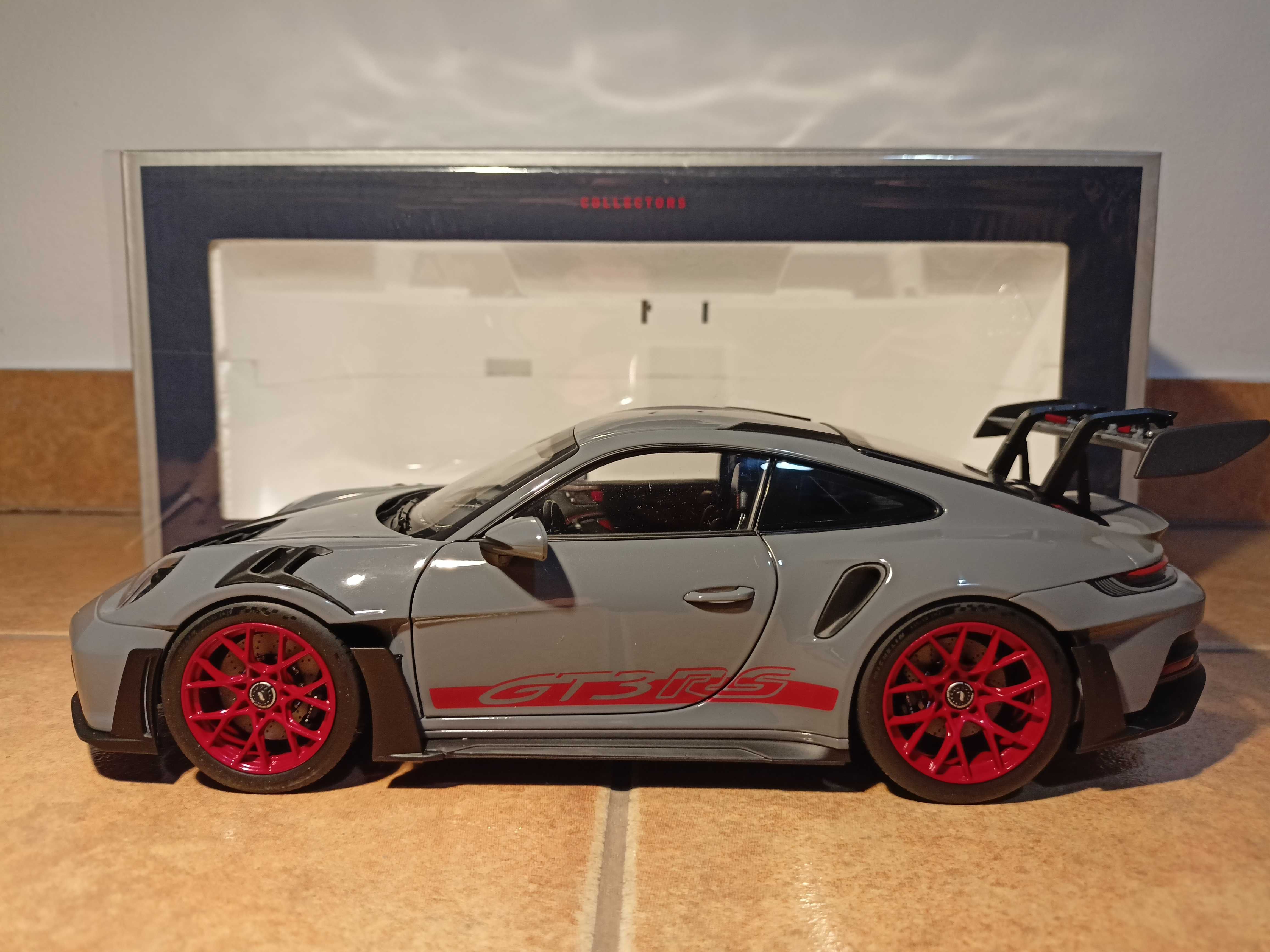 Porsche 911 GT3 RS 2022 model w skali 1:18 Norev/otwierane elementy