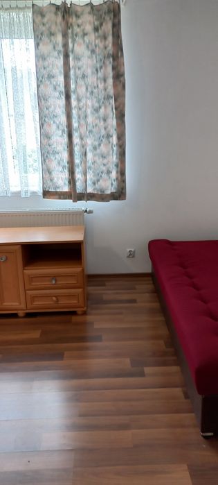 Pokoje pracownikom w domu wolnostojącym z ogrodem i parkingiem.