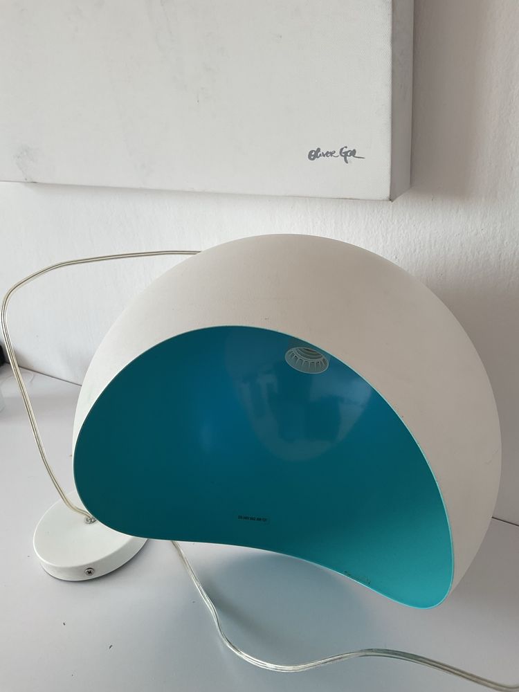 Lampa wisząca biała z niebieskim środkiem