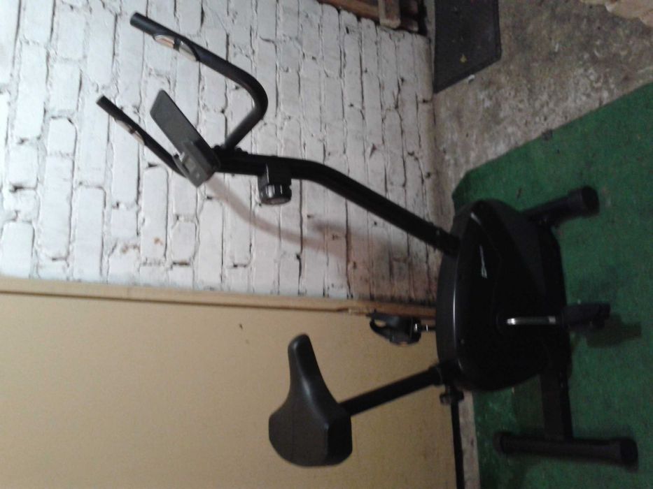 Rower treningowy stacjonarny z magnetycznym oporem.