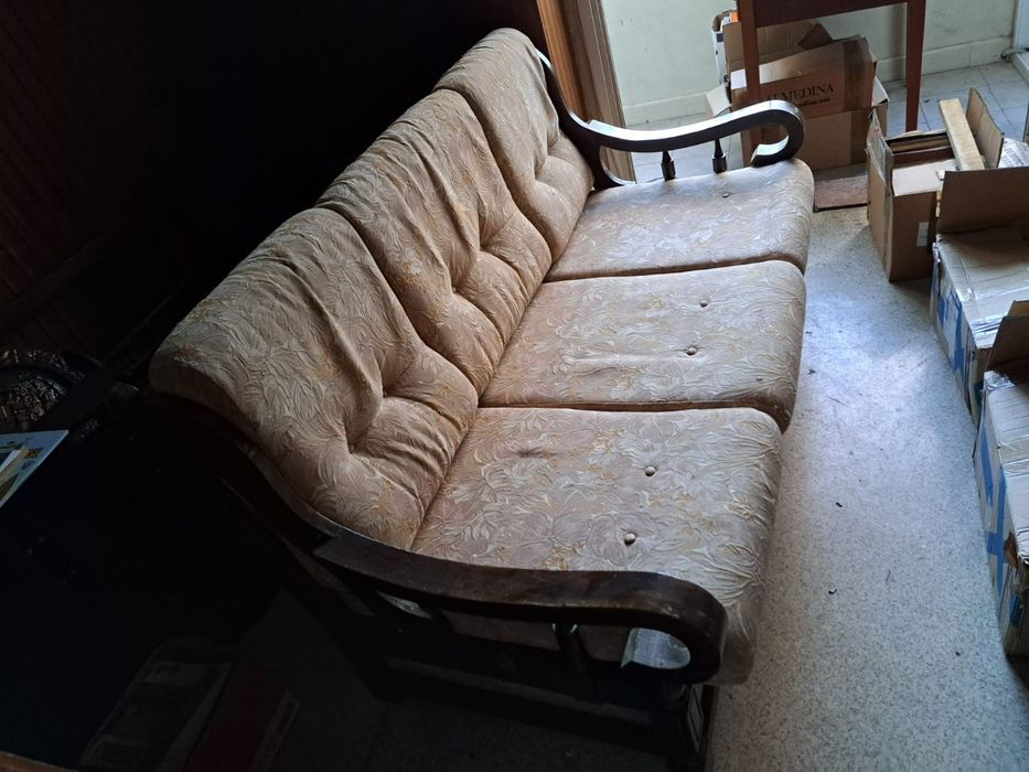 Sofá vintage com estrutura em madeira