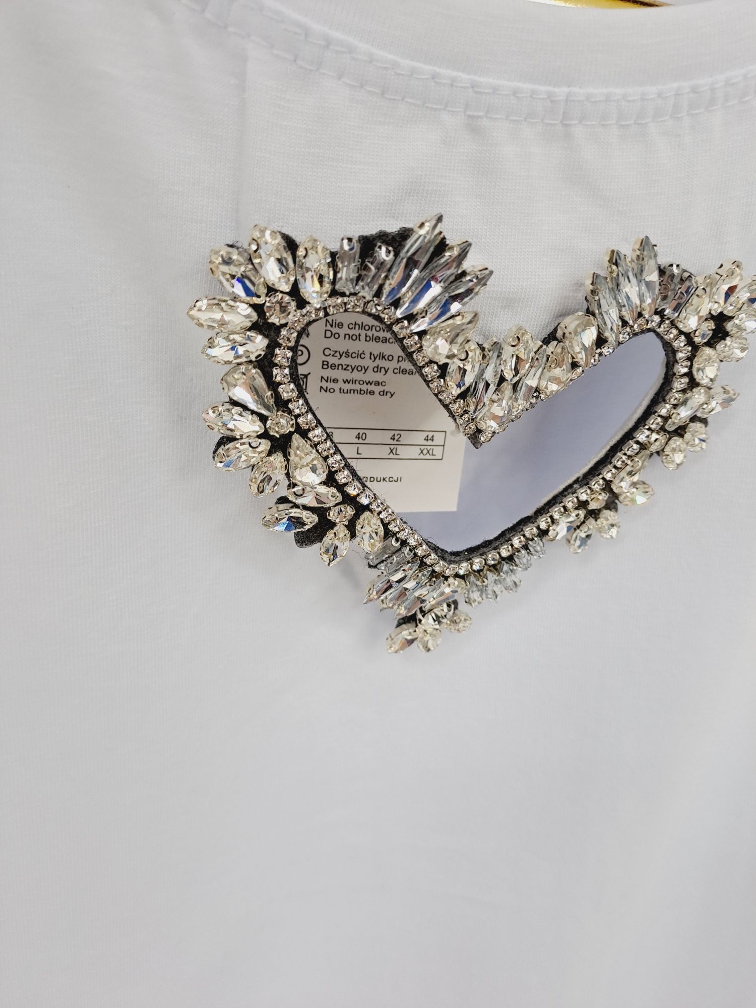 Biała bluzka z kryształowym sercem