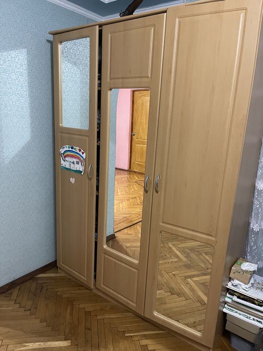 Шафа з дзеркалами для одягу…