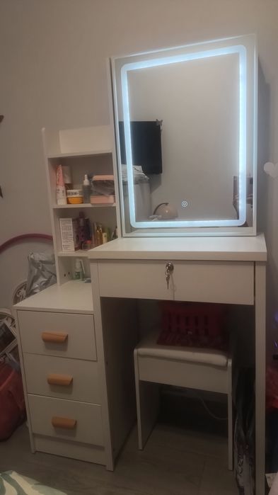 Toaletka z lustrem i LED