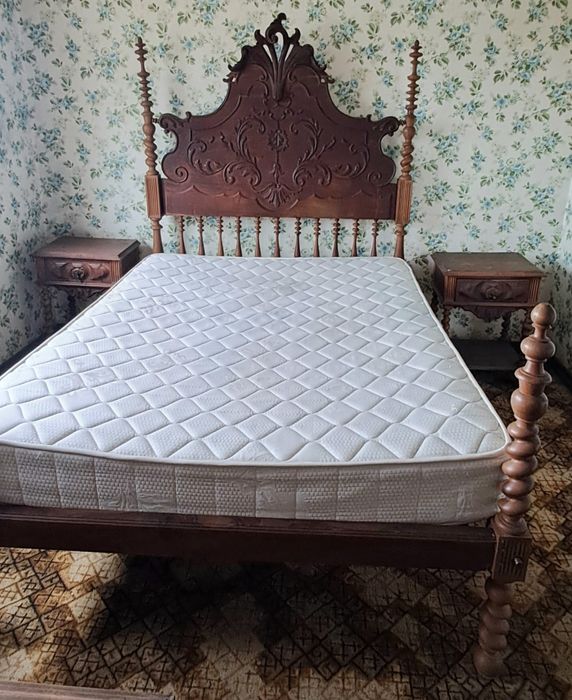 Cama casal madeira maciça + 2 mesinhas cabeceira