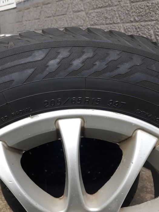 Диски - легкосплавні з резиною R 15. 6 1/2 J×15H2, 5 болтів.