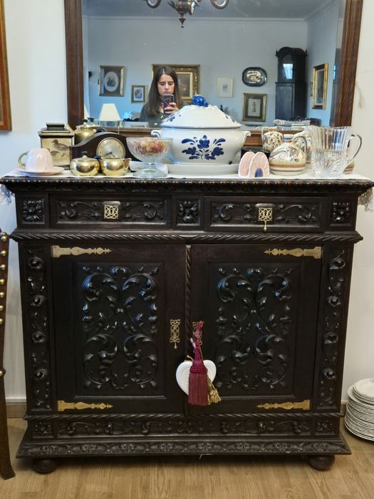 Louceiro baixo antigo em madeira maciça entalhada – ferragens em latão