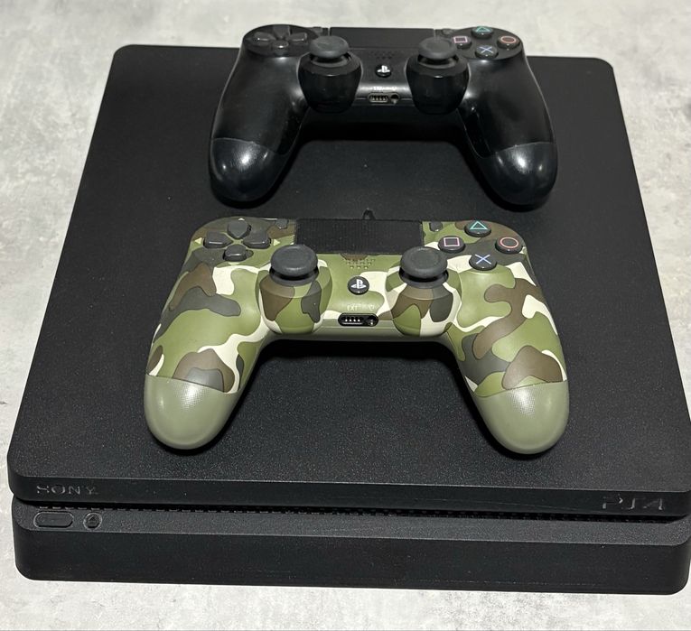 Playstation 4 com dois comandos