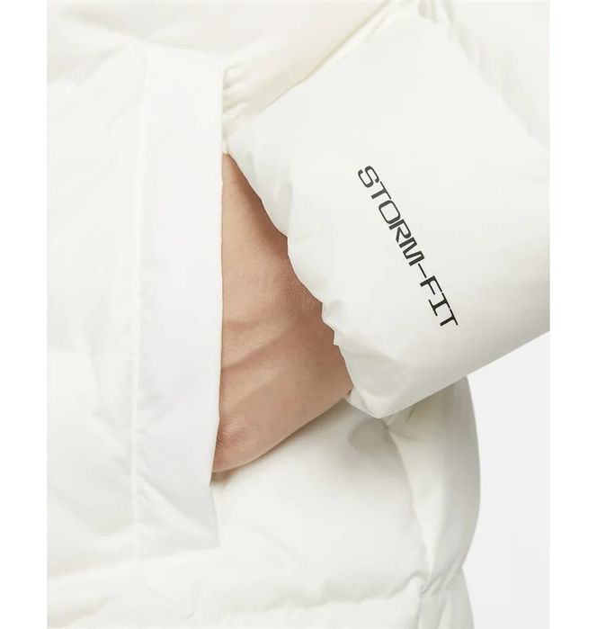 Куртка жіноча Nike Sportswear Storm-Fit Windrunner XS