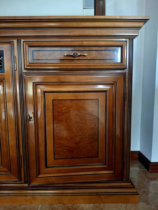 Aparador com Espelho em Madeira Maciça de Cerejeira – Estilo Clássico