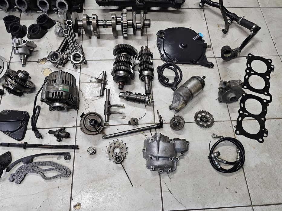 Suzuki GSXR 750 silnik części GSX-R wał głowica skrzynia kapa zębatka