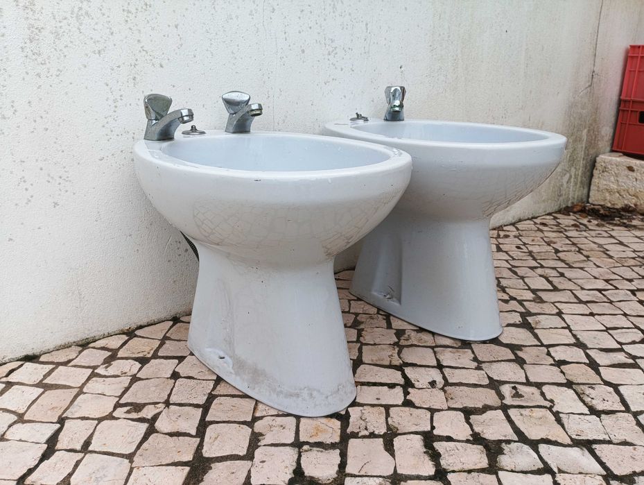 2 Bidés em Louça para WC