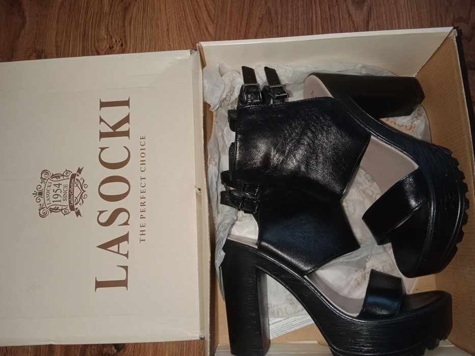 Sandały na koturnie Lasocki
