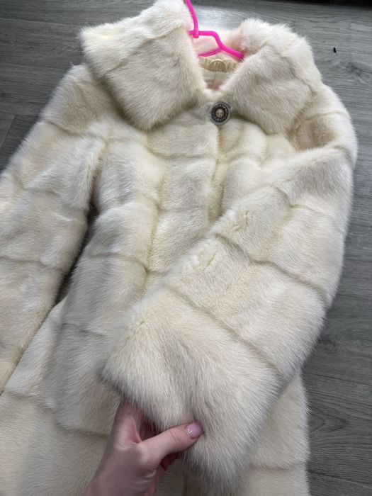 Продам шубу  норковую белый мех
