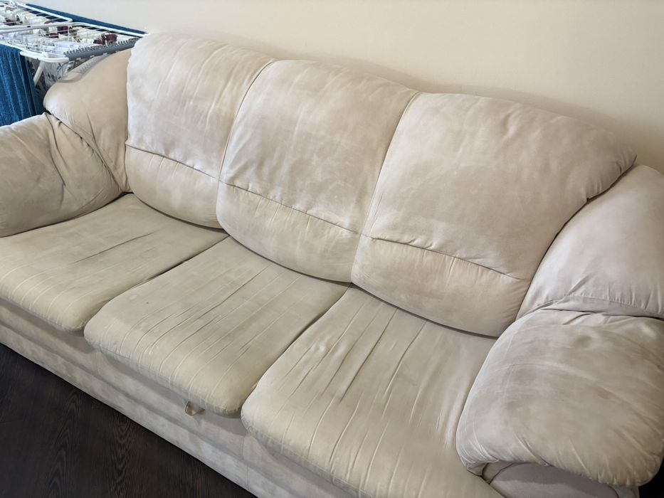 Диван и два кресла.