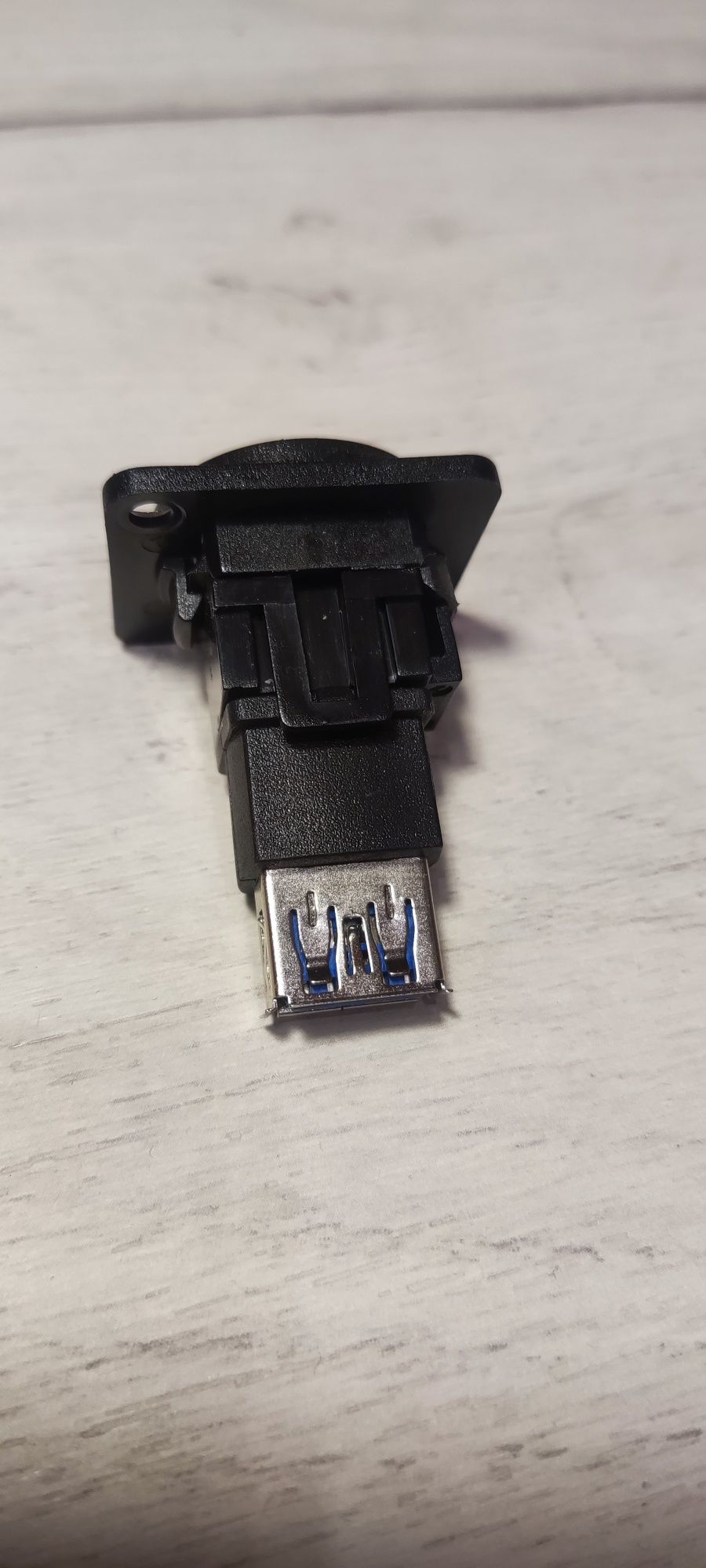Gniazdo montażowe przelotowe  panelowe USB-A 3.0 + przewód usb