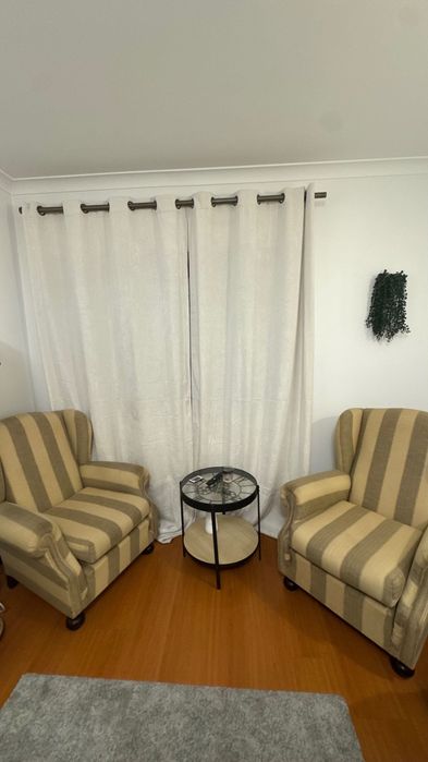 Cadeirões bege e cinza