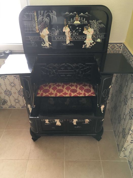 Móvel bar chinês preto em madre perola com gravuras em relevo