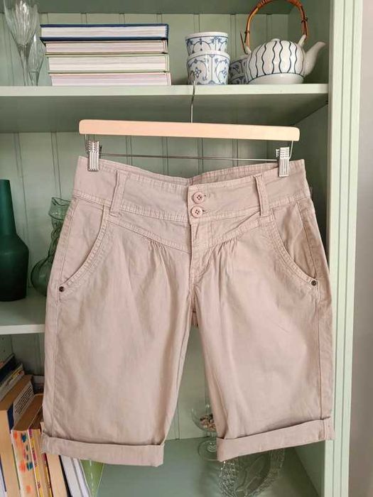 Beżowe spodenki / rybaczki Essentials r. M / L