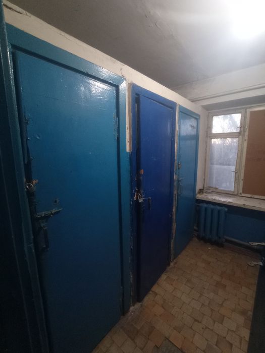 Продам МЕГА -дешевую гостинку метро Индустриальная 1-а минута