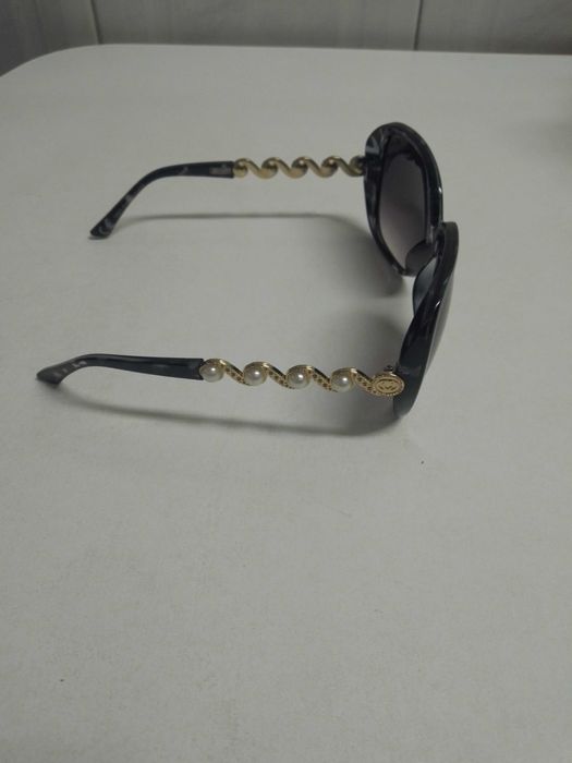 Óculos de sol com pérolas laterais