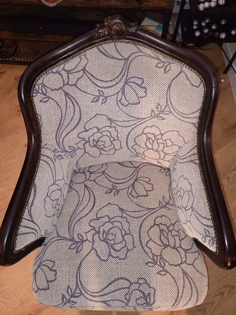 Stary fotel po renowacji