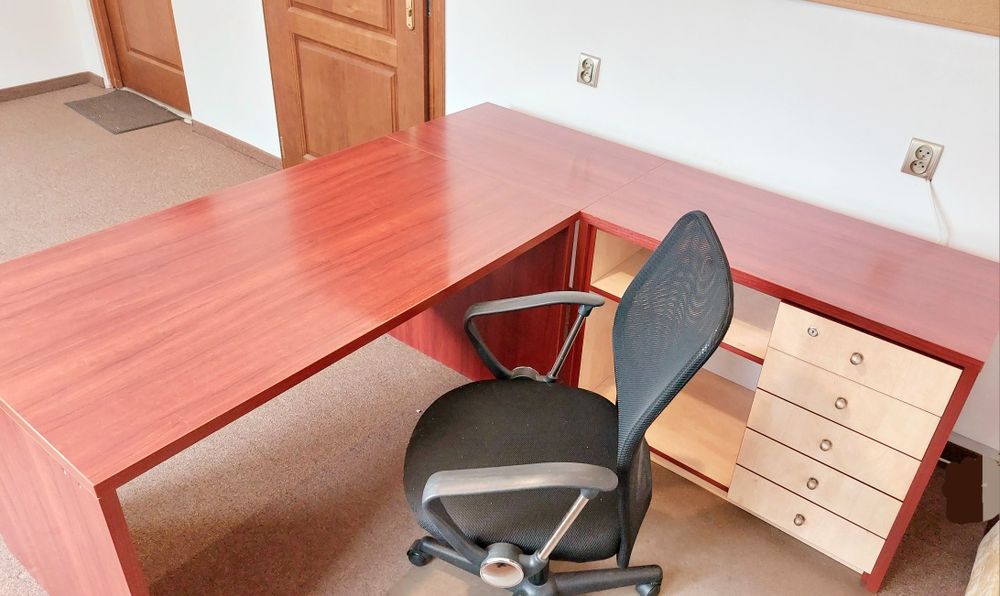 Lokal pod usługi/biuro - parking przed budynkiem, ul. Karosek