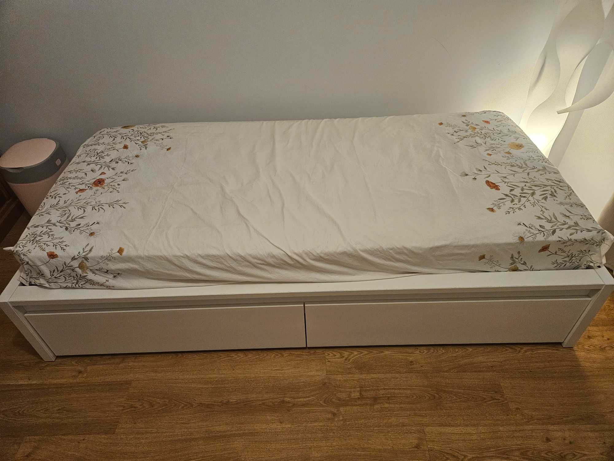 Cama Malm solteiro (90×200cm) com colchão e gavetas incluídas