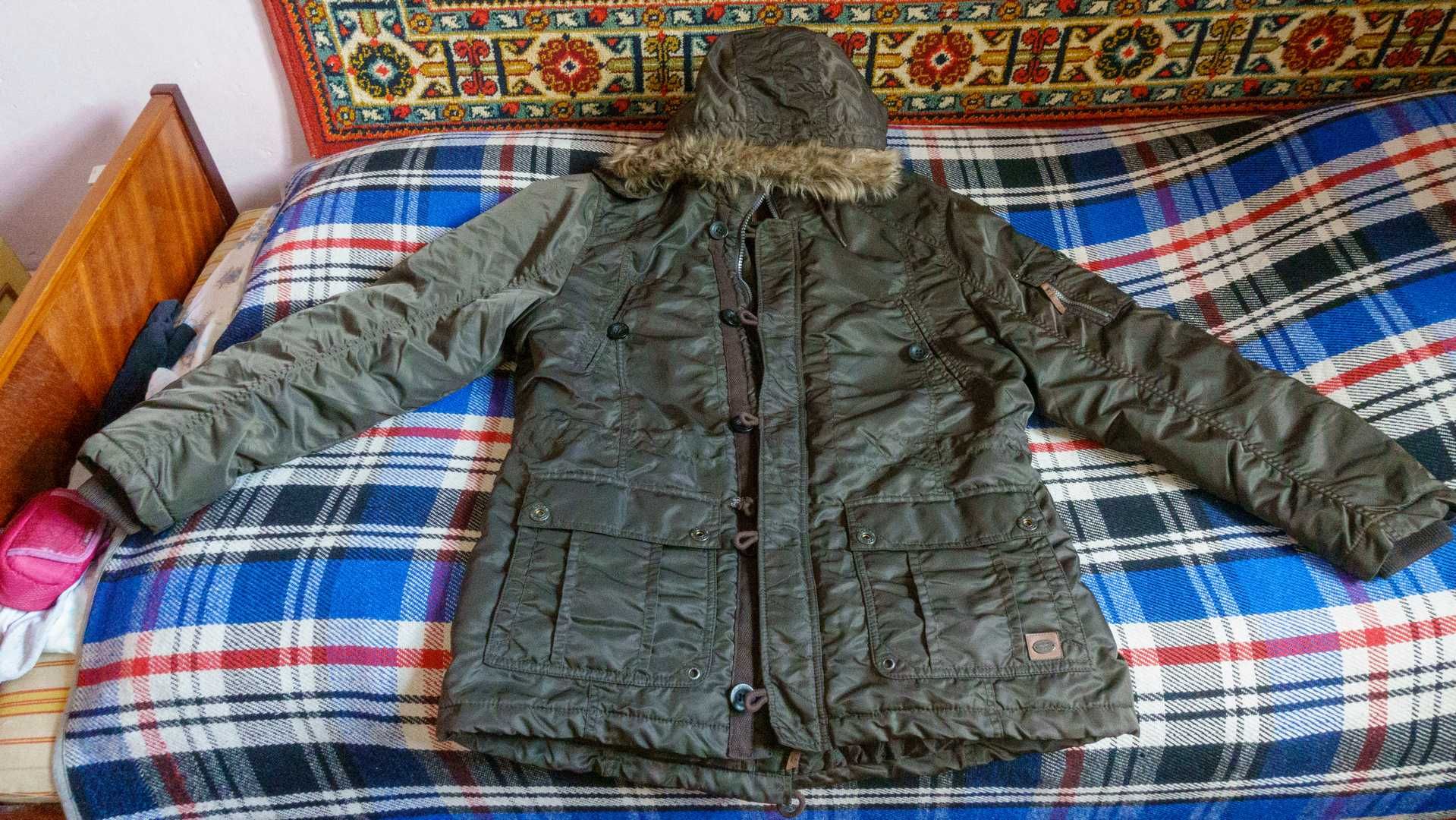 Немецкая зимняя куртка с капюшоном и мехворотником