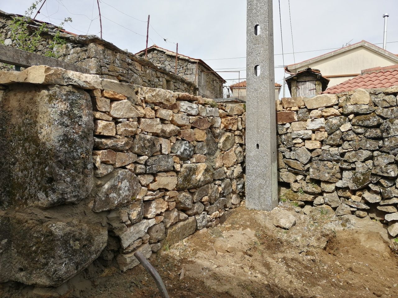 Pequenas obras e muros em pedra