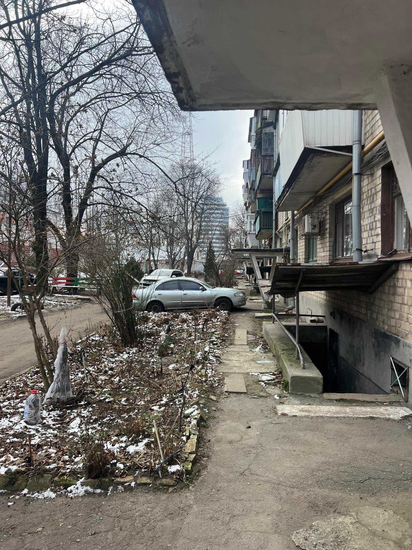 Продам 1 кім. квартиру-офіс на пр. Науки (Гагаріна), червона лінія.