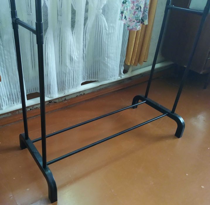 Продам вішалку-стійку для одягу
