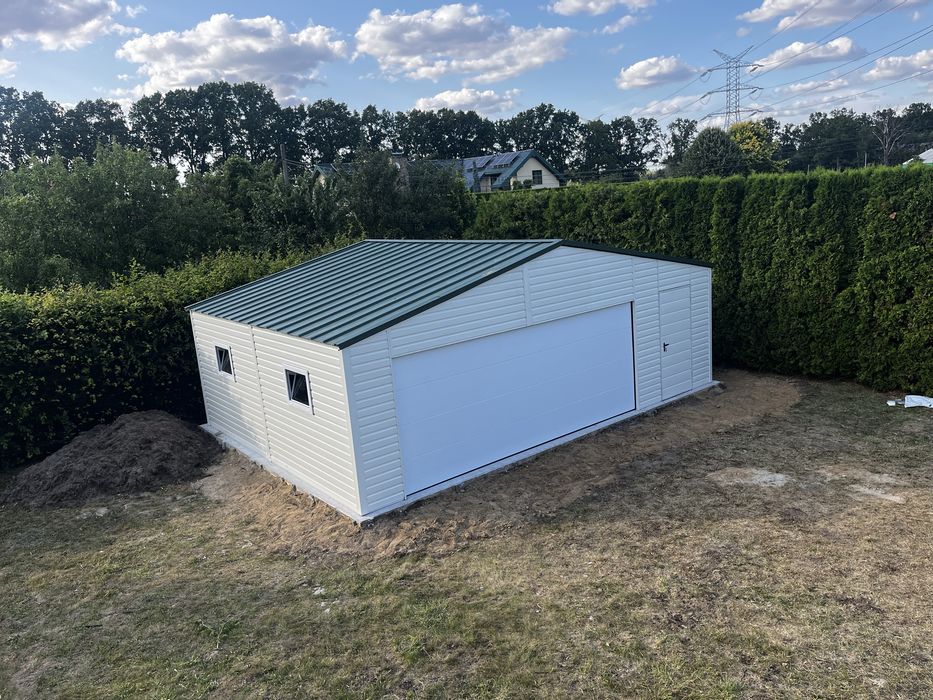 Garaz z bramą swgmentową dach na rąbek premia biały