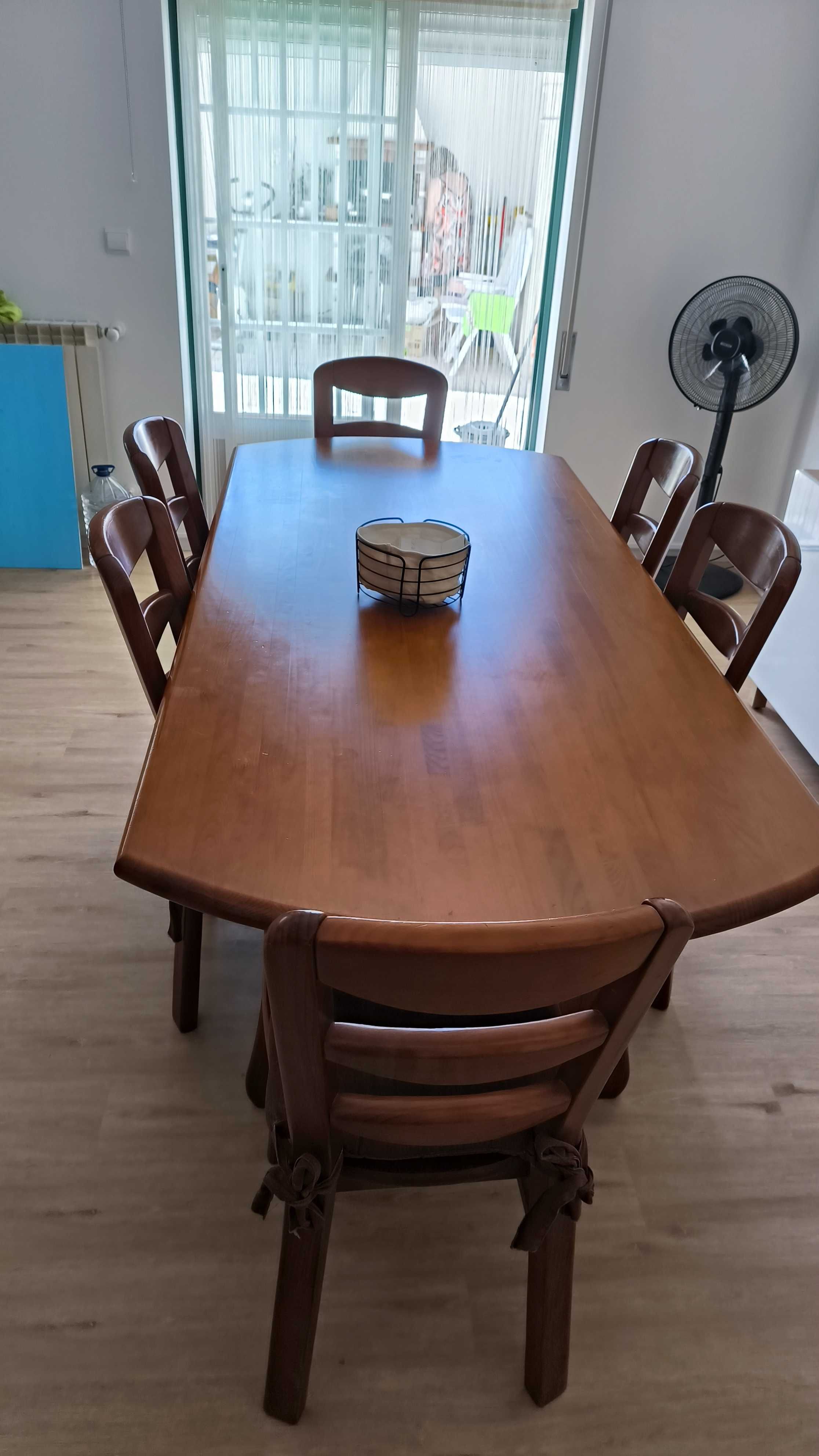 Mesa de jantar + 6 cadeiras em madeira maciça.