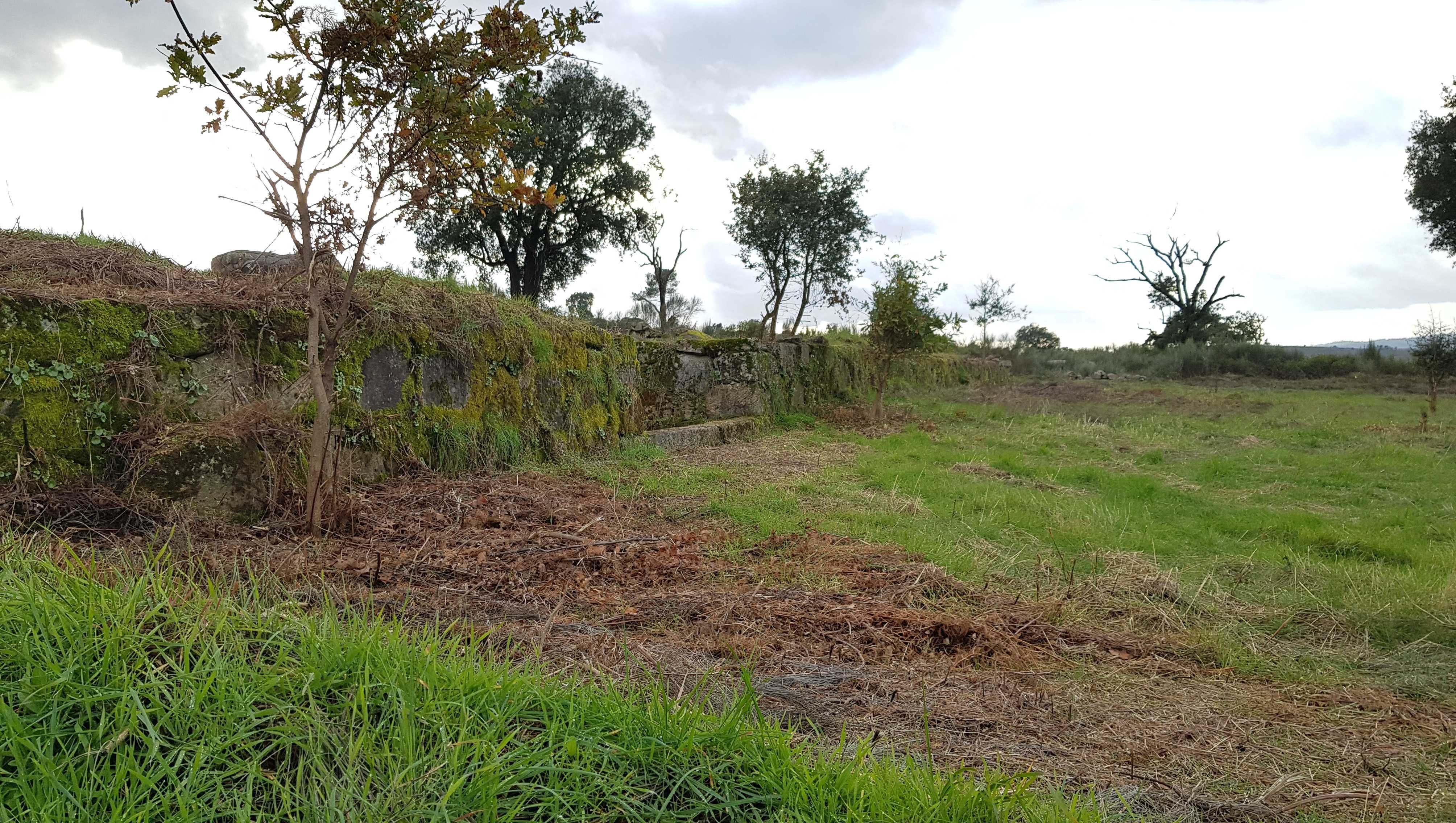 Terreno com Água Própria, Bons Acessos e Potencial de Construção!