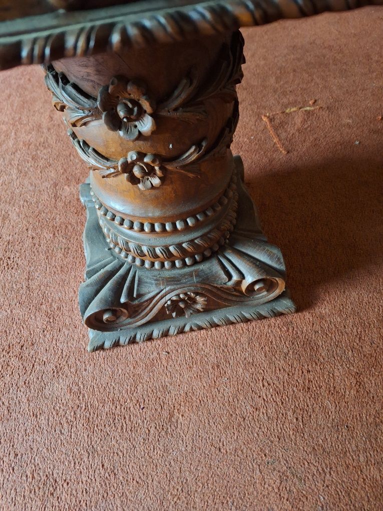 Mesinha para sala de visitas ou outros,,em mogno , toda trabalhada