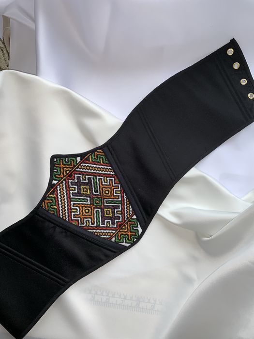 Підгрудний корсет (корсаж) з ручною вишивкою