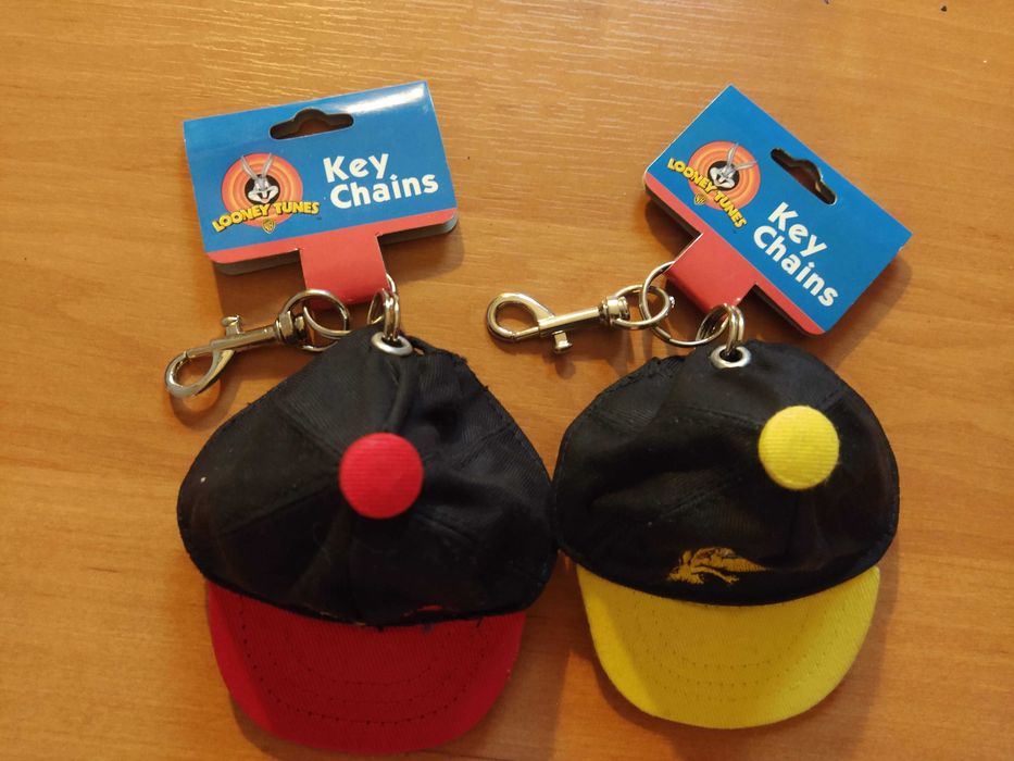 brelok z karabińczykiem czapka z daszkiem Tweety