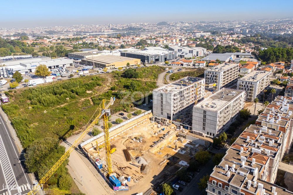 Apartamento T2 com varanda em construção, situado no 3º piso.