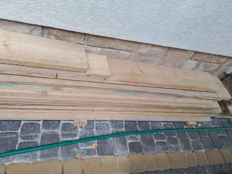 Deski szalunkowe różnej wielkości o grubości 32 mm