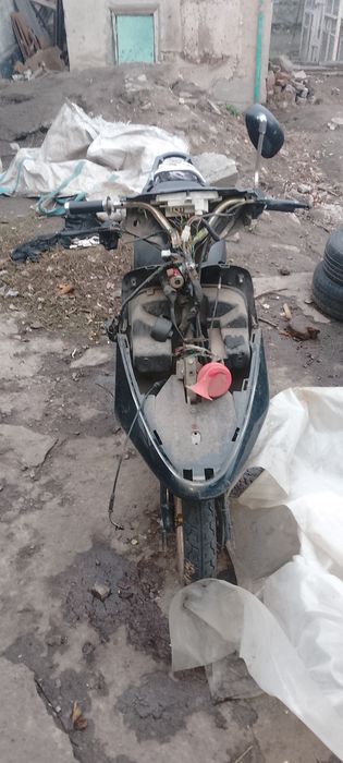 Продам скутер 50кубов на ходу только нужно злелаты тросик газа йестдок