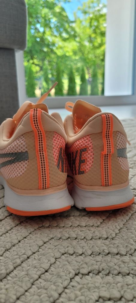 Buty do biegania bądź fitnessu