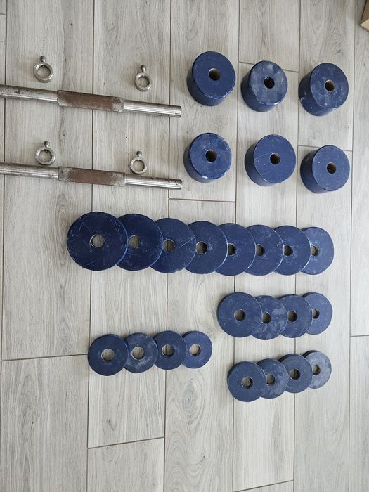 Dwa hantle i komplet odważników.