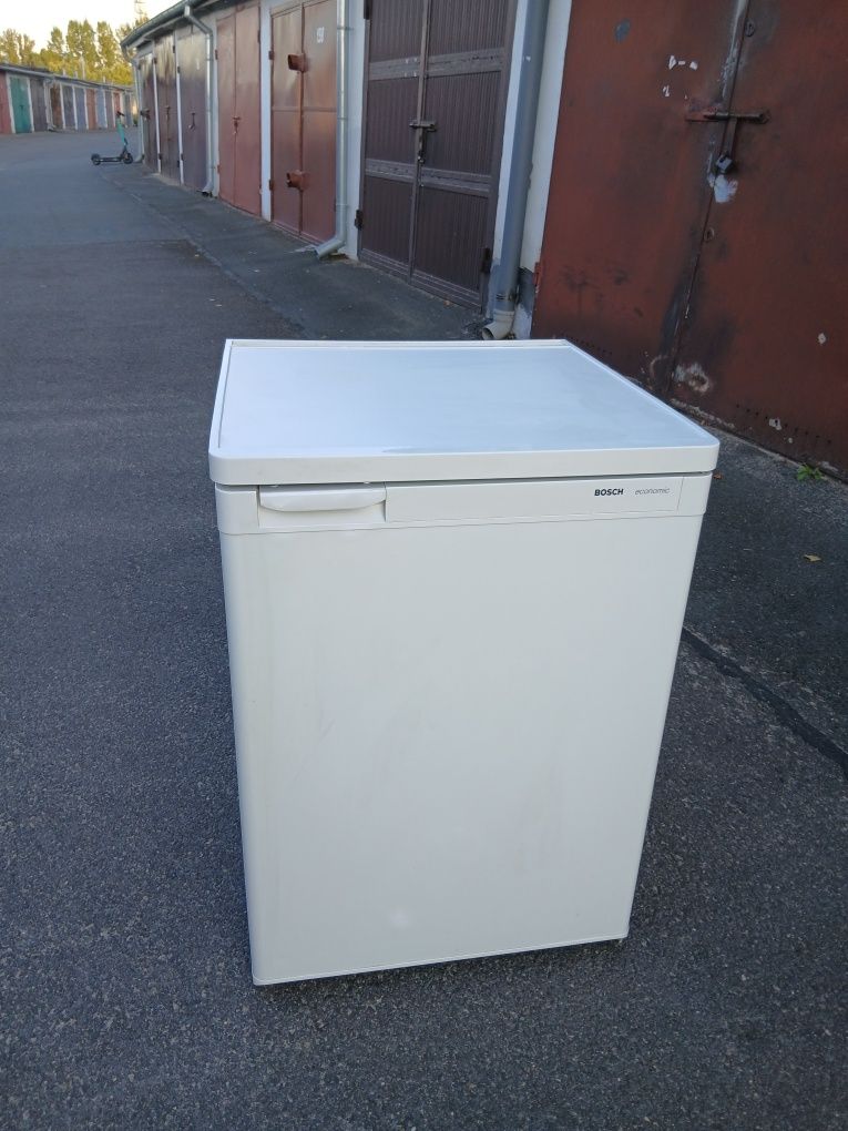 Mała lodówka chłodziarka firmy BOSCH w bardzo dobrym stanie.